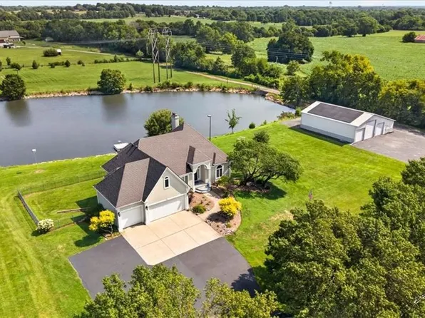 1328 E Walnut St, Raymore, MO 64083
