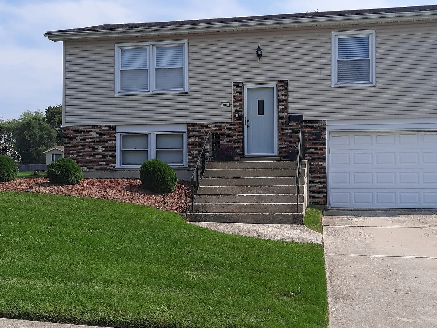 1101 Blackhawk Dr photo 1