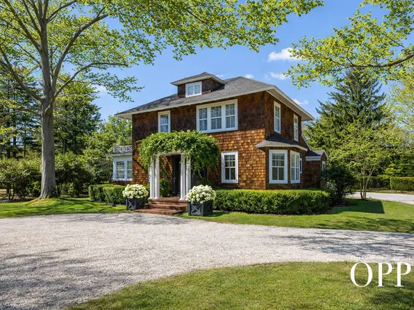 24 S Howells Point Rd, Bellport, NY 11713