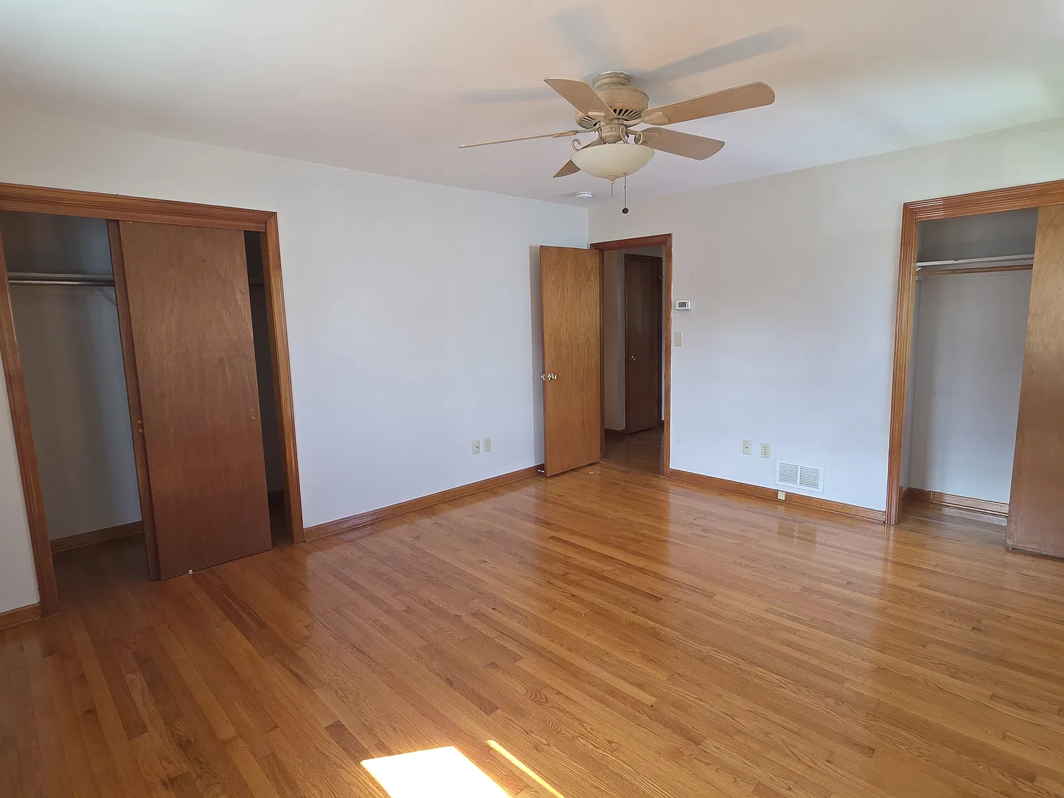 2 bed, 1.5 bath, 975 sqft, $2,600 — Photo 2