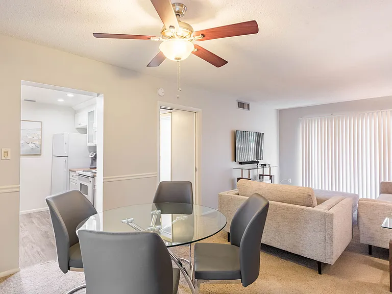 Imperial Palms Apartments — Photo 16