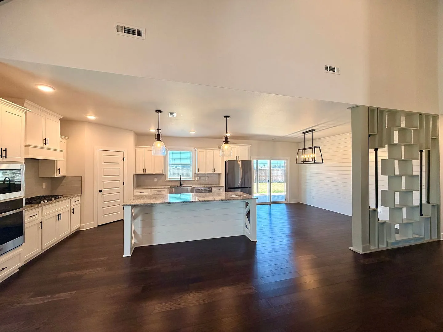 Spacious 4-Bedroom Home with 3-Car Garage — Photo 4