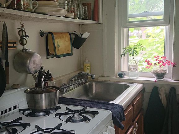 5th image of 1922 Sharon Ave SE APT 4