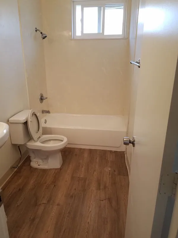 3 bed, 1.0 bath, 1036 sqft, $3,200 — Photo 2