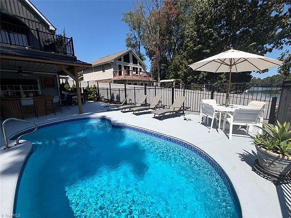 3rd image of 819 Hickory Point Dr