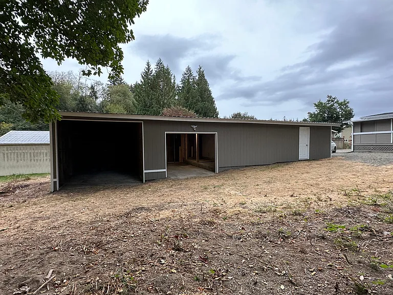Detached workshop + automatic garage