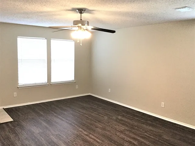 3 bed, 2.0 bath, 1789 sqft, $2,210 — Photo 4