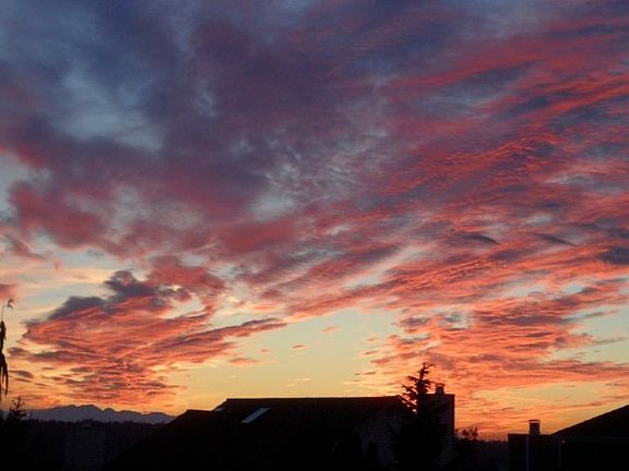 Enjoy gorgeous suns.ets and moutain views from your den/4th bedroom