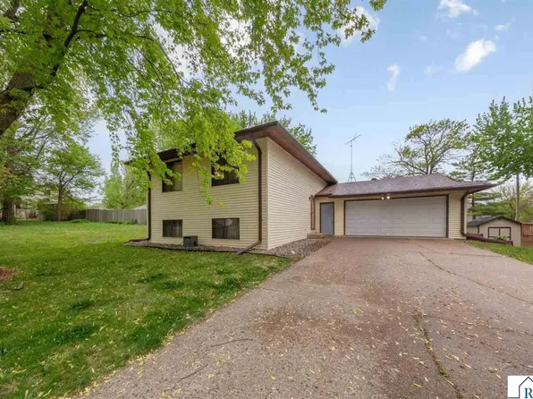 220 S Montgomery Ave, Le Center, MN 56057