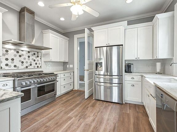 4th image of 2667 N Summit AVENUE