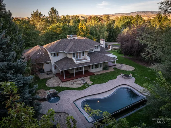 9527 W Riverside Ln, Garden City, ID 83714