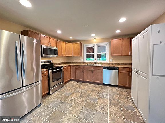5th image of 428 Woodland Ave