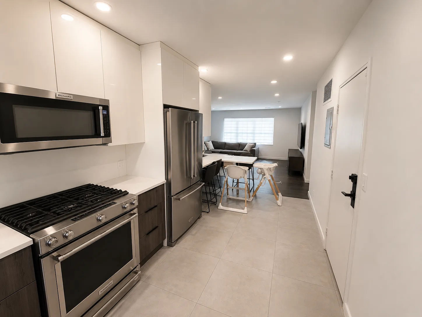 3 bed, 1055 sqft, $3,500 — Photo 2