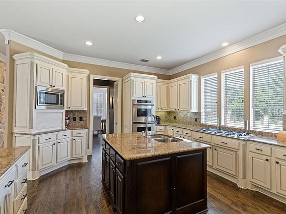 3rd image of 3801 Country Club Dr