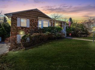 10 Beacon Hill Dr, Stony Brook, NY 11790