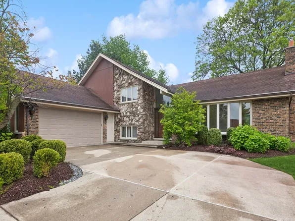 231 Rodgers Ct, Willowbrook, IL 60527