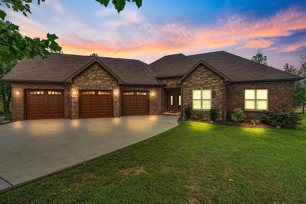 4 bed, 2.5 bath, 2533 sqft, $4,000 — Photo 1