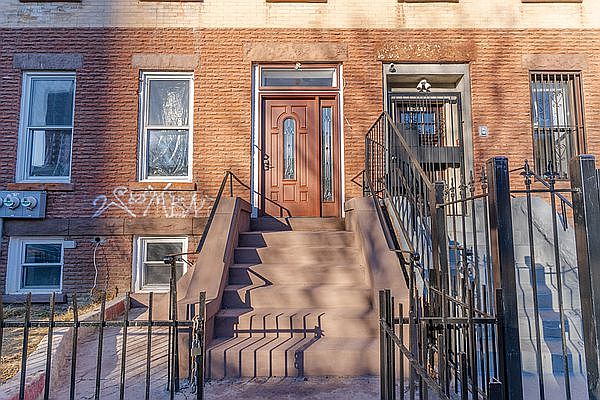 1st image of 1969 Pacific St #4
