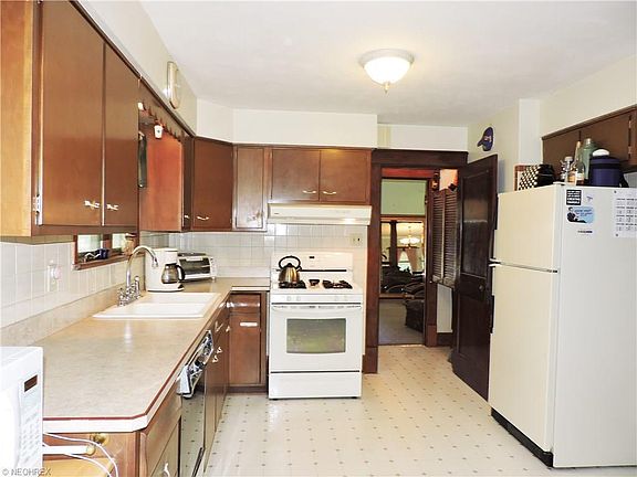 3rd image of 2305 Columbus Ave