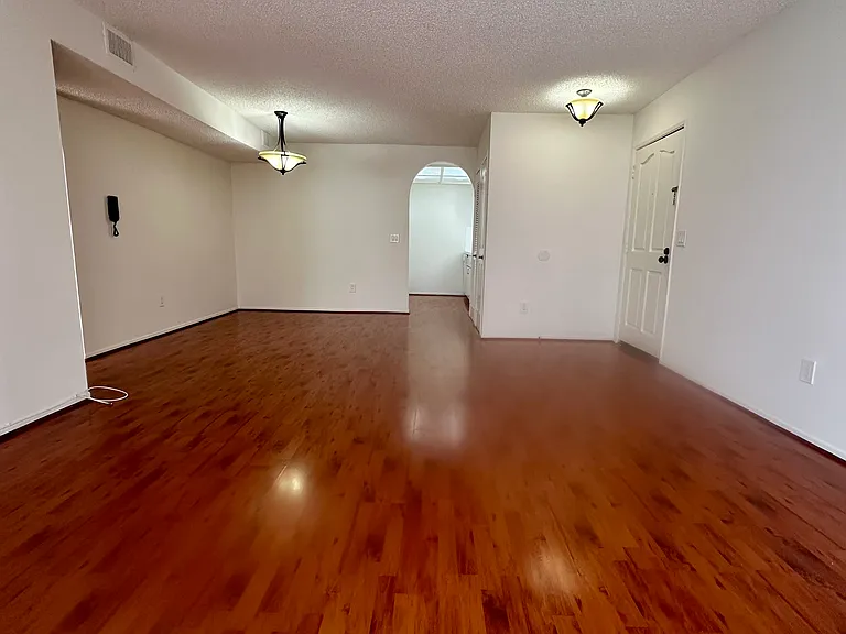 1034 Thompson Ave #8 — Photo 2