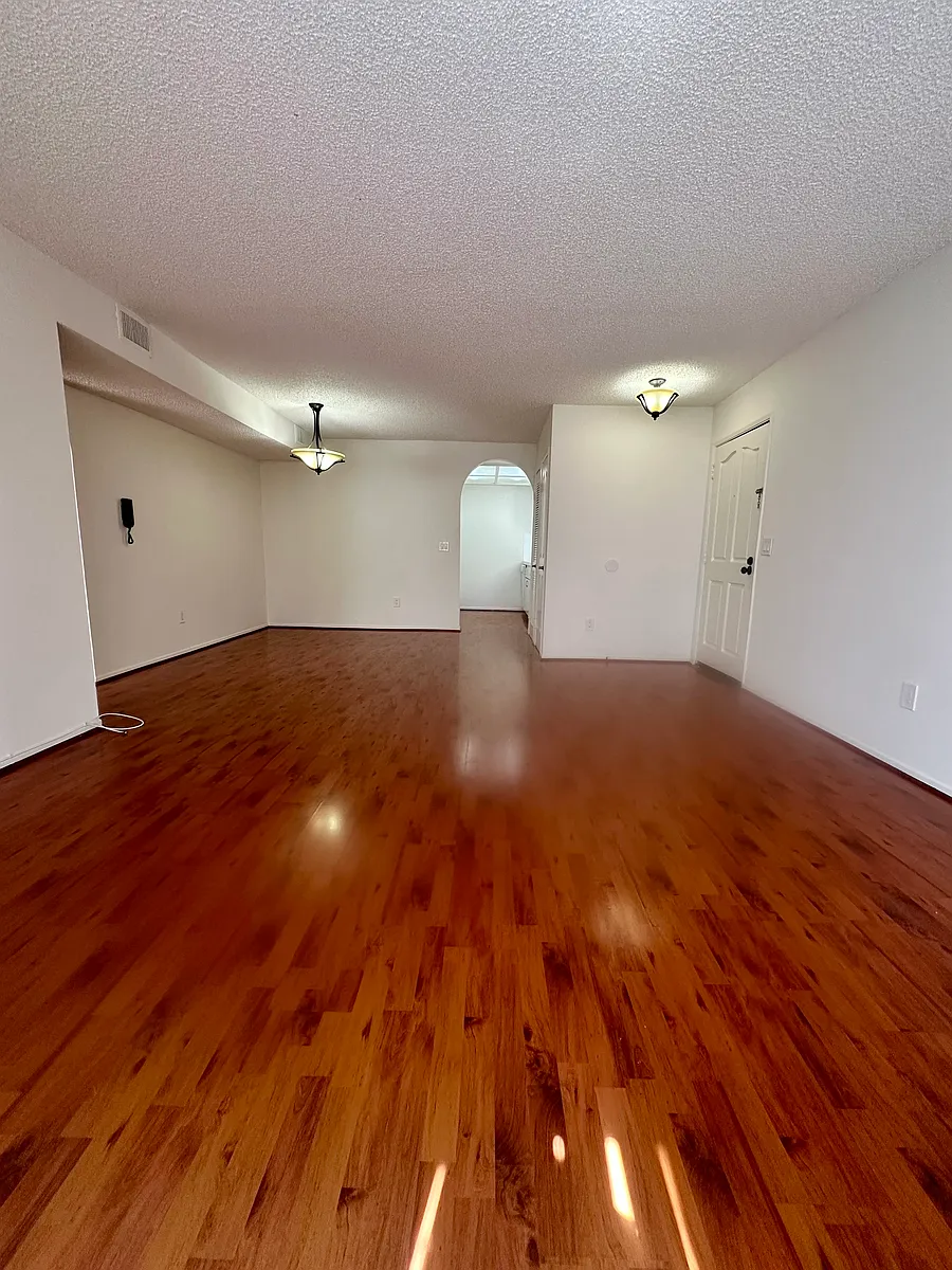 Building Photo - 1034 Thompson Ave #8
