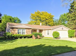 1144 Weeping Willow Ln, Libertyville, IL 60048