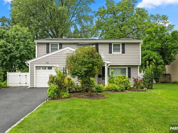 202 Henmarken Dr, Northvale, NJ 07647