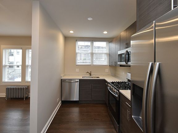 3rd image of 1434 W Farragut Ave #D2