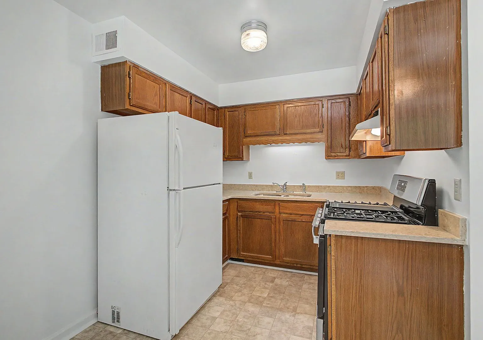 Unique Apartment Above a Business Convenient to Fort Eustis! — Photo 4