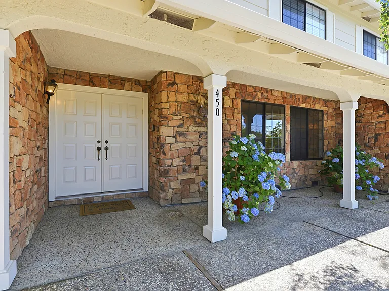 450 Marion Ave — Photo 5