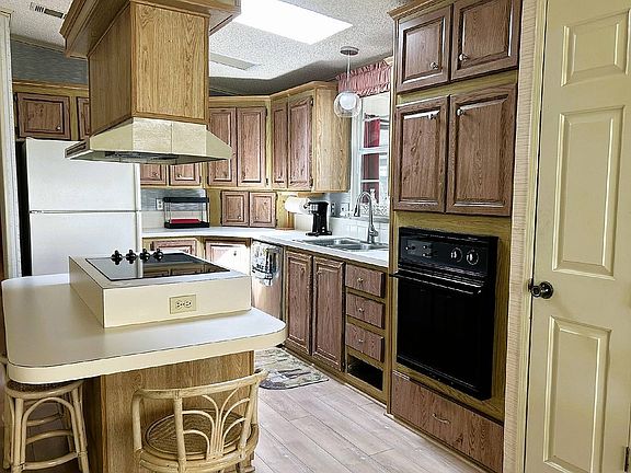 5th image of 13 San Remo Dr