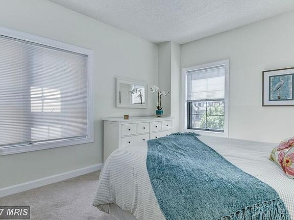 Master Bedroom (with nice cityscape view)