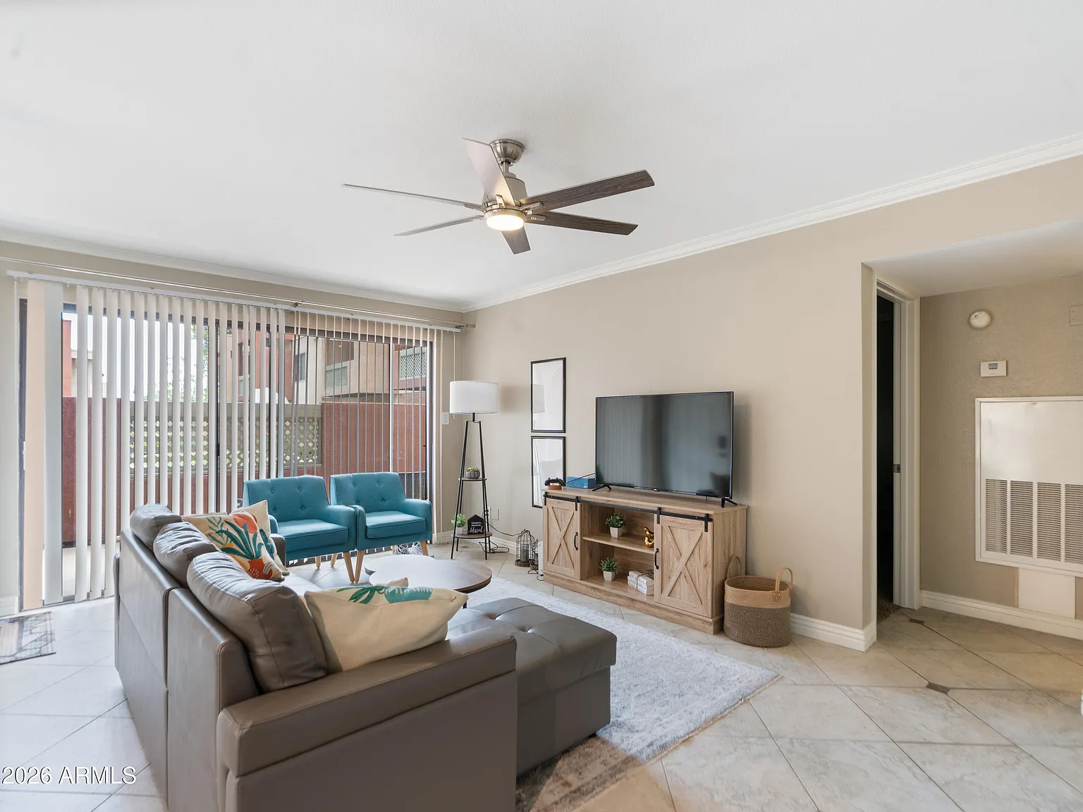 1 bed, 1.0 bath, 725 sqft, $1,900 — Photo 2