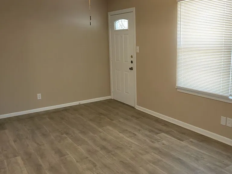 304 E Ellen Ave — Photo 5