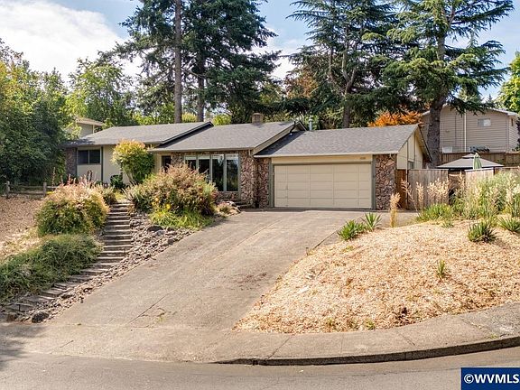 3rd image of 1020 Windemere Dr NW