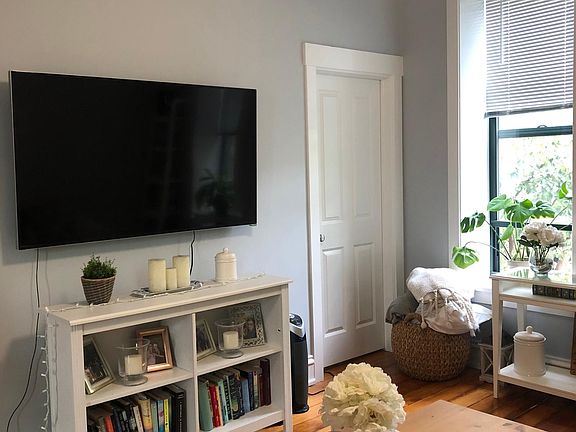 3rd image of 938 N Wolcott Ave APT 3F