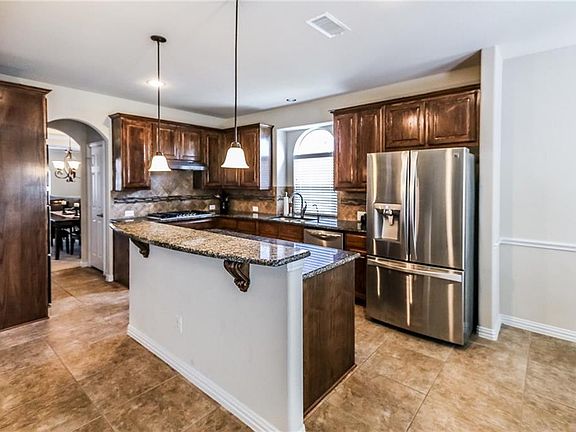 4th image of 212 Chateau Ave