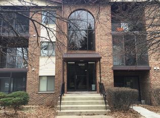 13430 W Circle Dr APT 204, Crestwood, IL 60445
