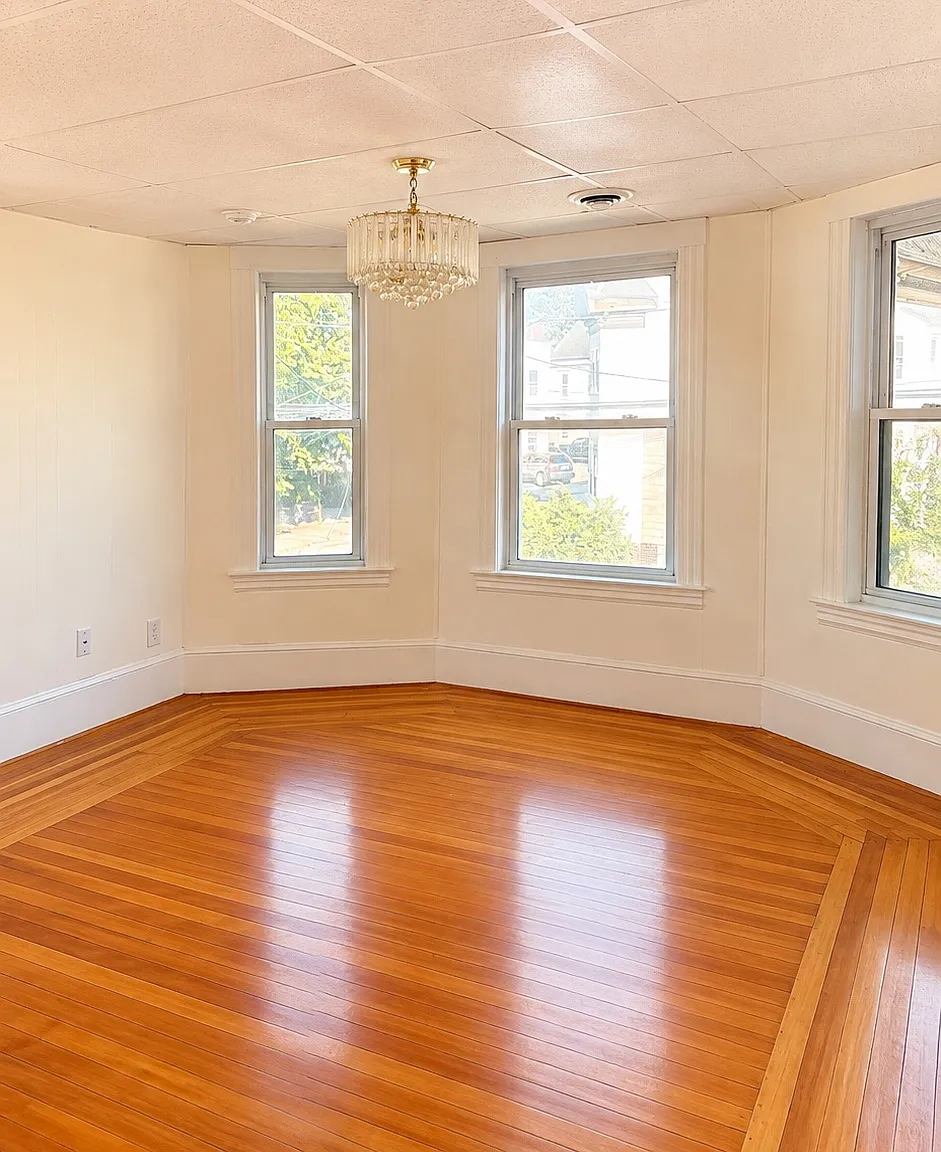 3 bed, $2,500 — Photo 1