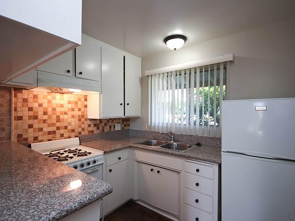 5th image of 976 E Villa St #15