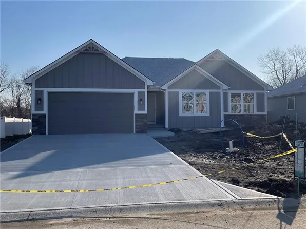 20801 Copper Creek Dr, Peculiar, MO 64078