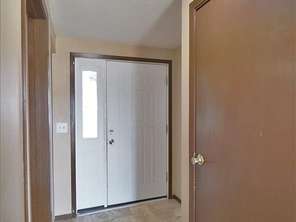 3rd image of 837 Moccasin Ln