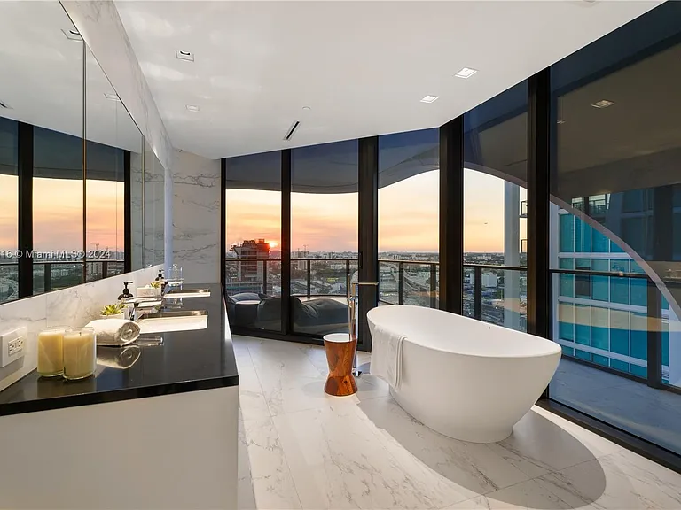 1000 Biscayne Blvd #2402 — Photo 3