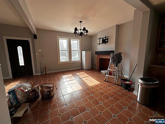 4th image of 27 Johnston Ave
