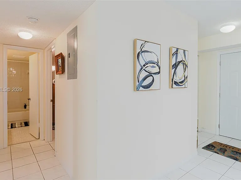 424 SE 10th St #204 — Photo 33