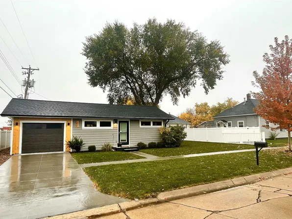 214 W 17th St, Kearney, NE 68845