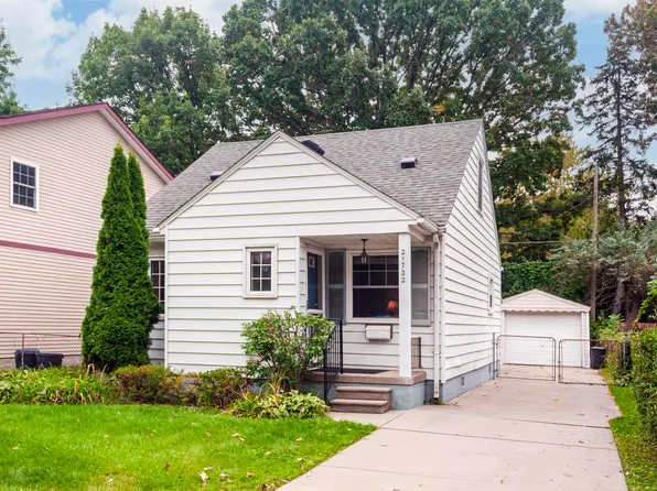 21722 Roslyn Rd, Harper Woods, MI 48225