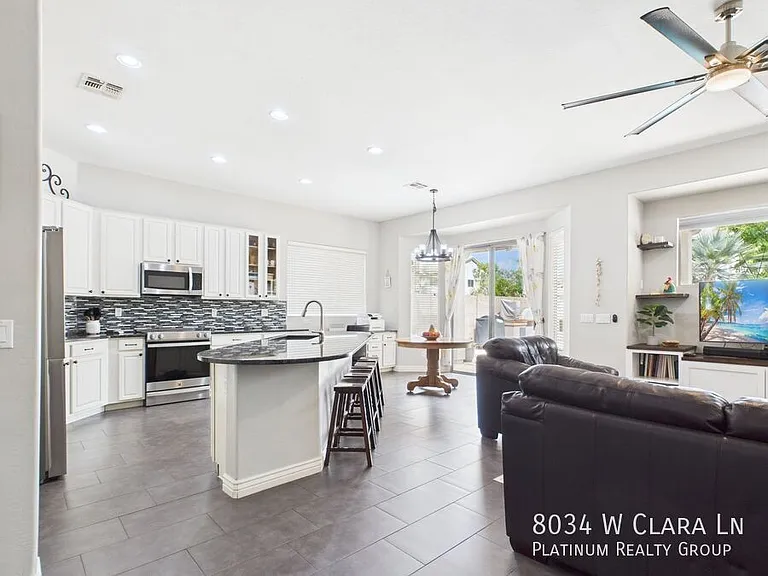 8034 W Clara Ln — Photo 3