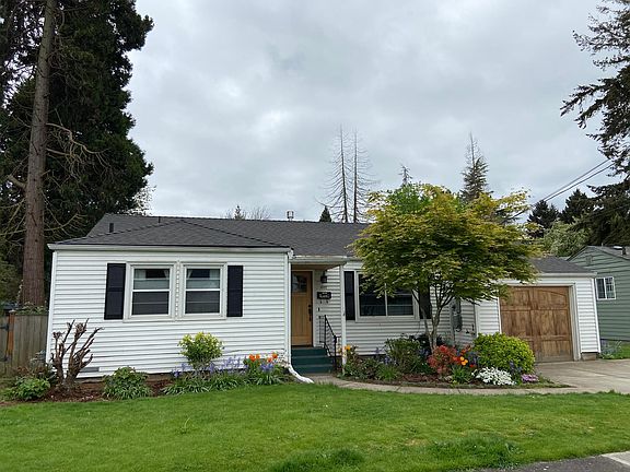 3rd image of 1002 NE Lincoln St
