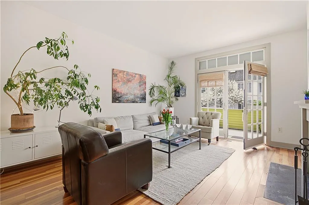 De La Salle Condominiums — Photo 4